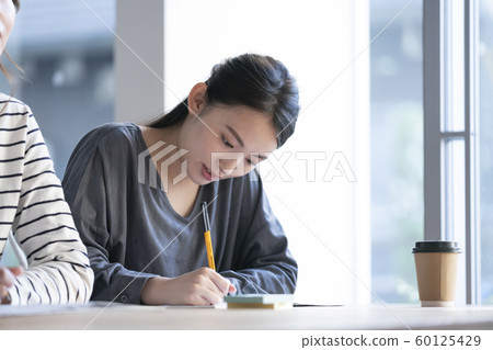 學習圖像的年輕女子 60125429