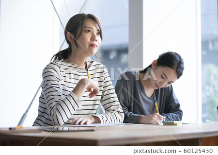 參加研討會的女人的形象 60125430