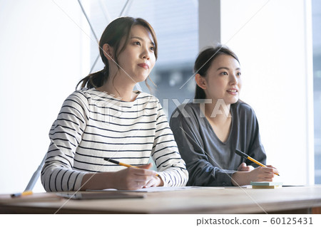 婦女聽演講圖像 婦女聽演講圖像 60125431