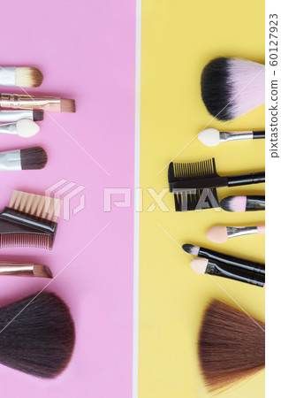 Set of makeup brushes  60127923
