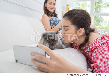 Women lifestyle pets 60129337