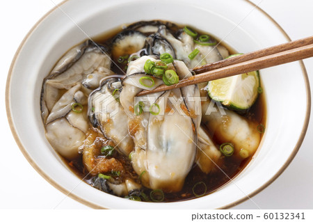 Raw oysters  60132341