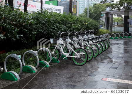 Rainy day, street scenery of Seoul, South Korea 045 Rainy day, street scenery of Seoul, South Korea 045 60133077