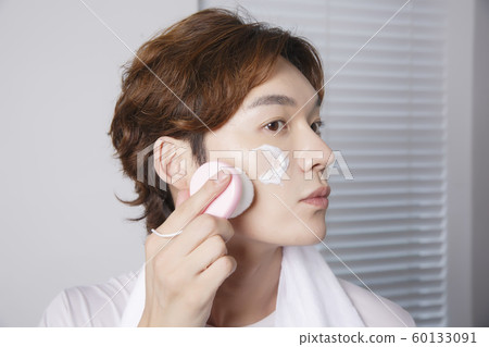 Close-up portrait of attractive young asian man, single man's lifestyle 103 60133091