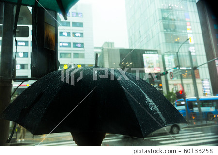 Rainy day, street scenery of Seoul, South Korea 098 Rainy day, street scenery of Seoul, South Korea 098 60133258