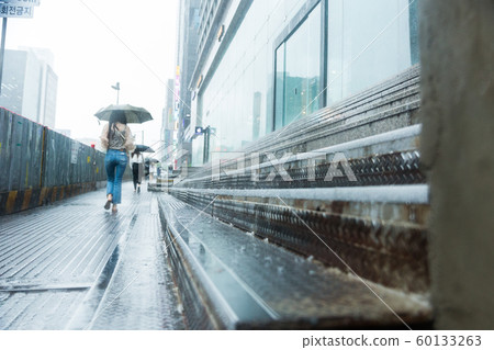 Rainy day, street scenery of Seoul, South Korea 080 60133263