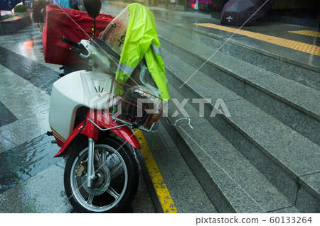 Rainy day, street scenery of Seoul, South Korea 083 Rainy day, street scenery of Seoul, South Korea 083 60133264