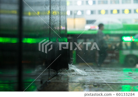 Rainy day, street scenery of Seoul, South Korea 090 60133284