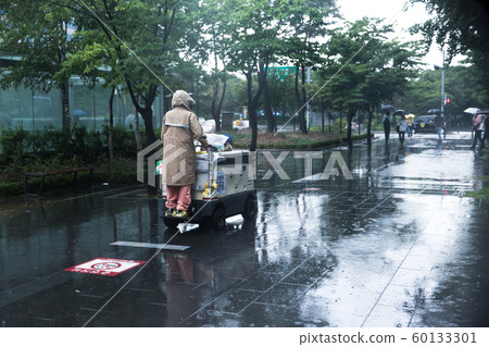Rainy day, street scenery of Seoul, South Korea 065 Rainy day, street scenery of Seoul, South Korea 065 60133301
