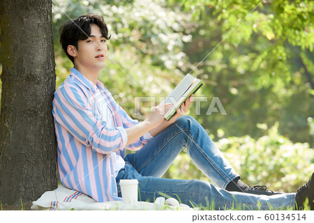 Men park reading Men park reading 60134514