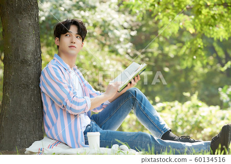 男子公園讀書 男子公園讀書 60134516