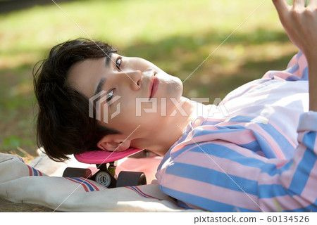 男子躺在公園裡 60134526