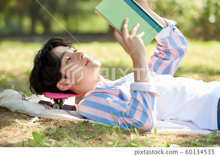 Men park reading Men park reading 60134535