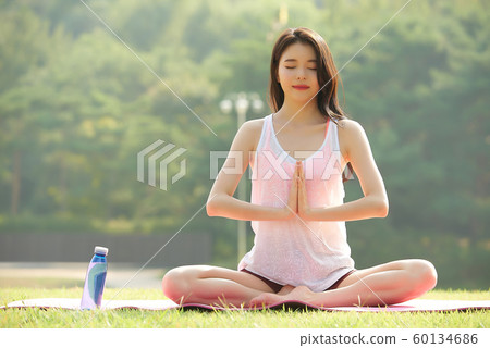 Woman Park Yoga 60134686