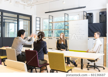 Students asking teachers questions in an English conversation class 60136687