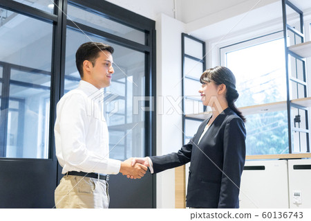Men and women shaking hands (people of different races) 60136743
