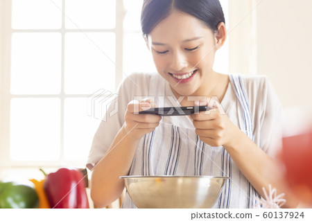 Female Lifestyle Cooking Female Lifestyle Cooking 60137924
