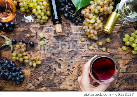 Glasses with wine 60138137