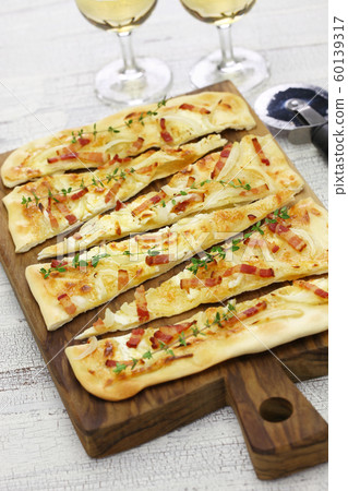 Tart flambe 60139317