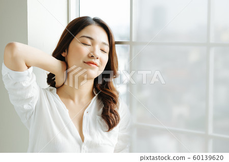 女性的生活方式醒來 60139620