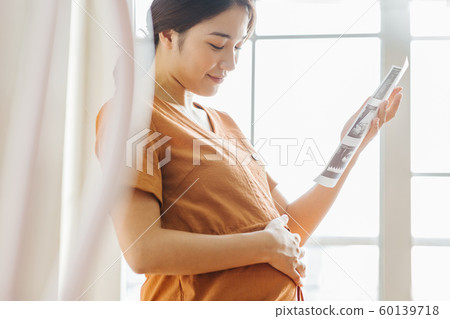 Female pregnancy 60139718