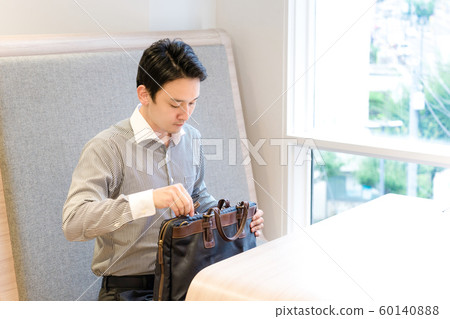 從後面拿出行李的商人 60140888