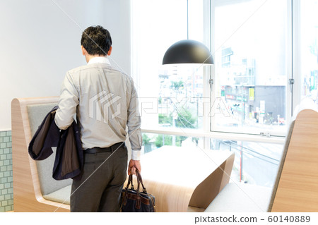 試圖坐在餐桌旁在商店裡的商人 60140889