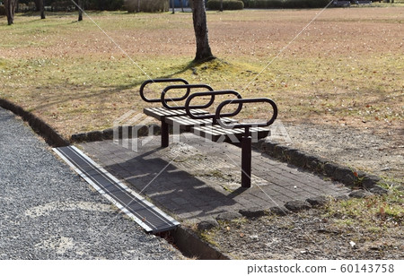 公園的長椅上 公園的長椅上 60143758