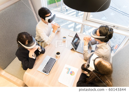 使用VR護目鏡的人（俯瞰，高角度，鳥瞰） 60143844