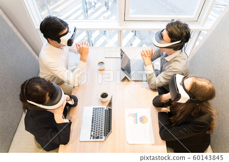 使用VR護目鏡的人(俯瞰,高角度,鳥瞰) 使用VR護目鏡的人(俯瞰,高角度,鳥瞰) 60143845