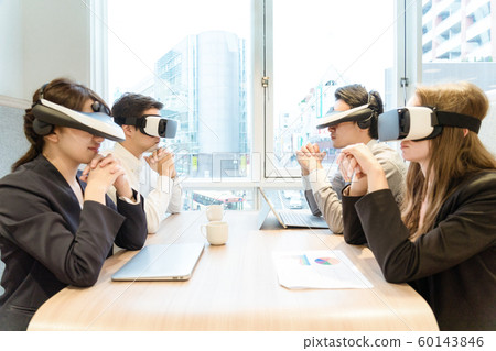 使用VR護目鏡的人 60143846