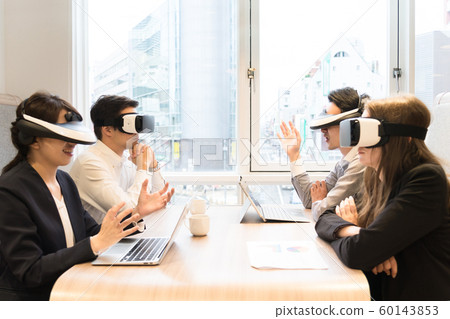 使用VR護目鏡的人 60143853