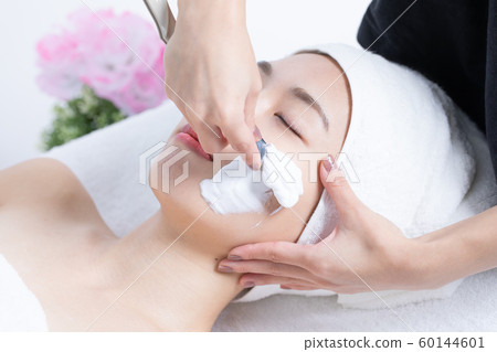 Women who receive ladies shaving 60144601