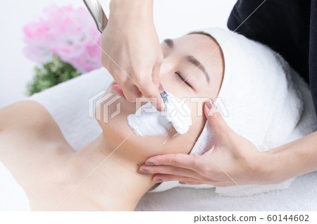 Women who receive ladies shaving 60144602