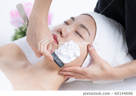 Women who receive ladies shaving 60144606