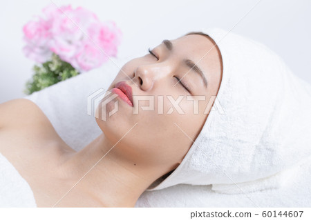 接受面部按摩的婦女 60144607