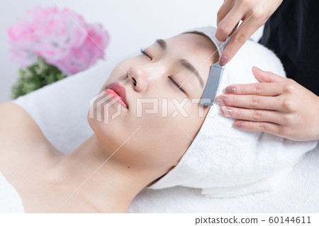 Women who receive ladies shaving 60144611