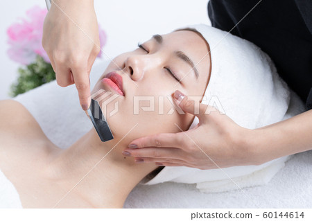 Women who receive ladies shaving 60144614
