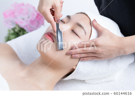Women who receive ladies shaving Women who receive ladies shaving 60144616