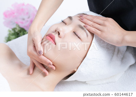 Women who receive ladies shaving Women who receive ladies shaving 60144617