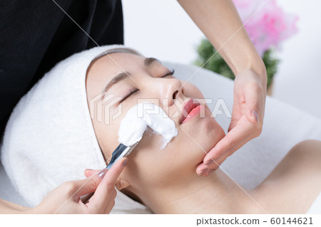 Women who receive ladies shaving 60144621