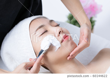 Women who receive ladies shaving 60144622