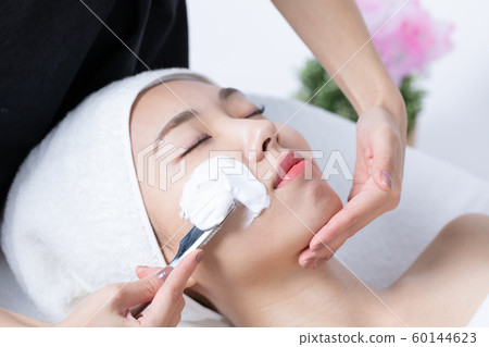 Women who receive ladies shaving 60144623