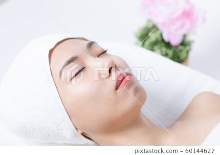 閉著眼睛的女人 60144627