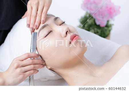 A woman who prepares her eyebrows 60144632