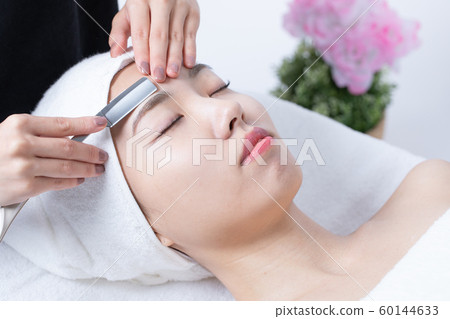 Women who receive ladies shaving 60144633