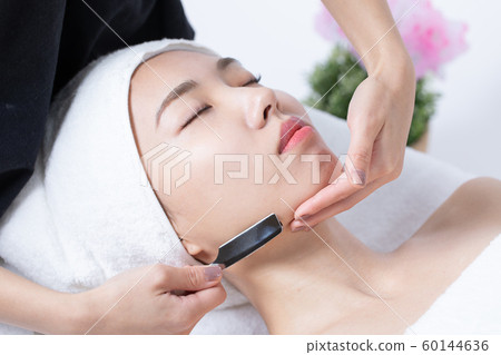 Women who receive ladies shaving 60144636