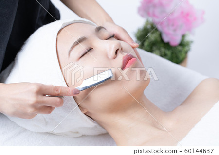 Women who receive ladies shaving 60144637