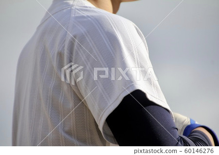 穿著制服的高中棒球選手的肩膀 60146276