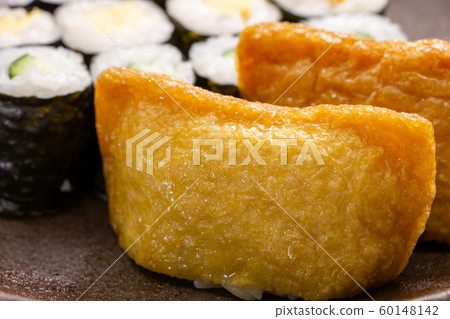 稻荷壽司。照片背面的窄卷。 60148142